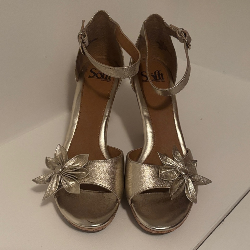 Sofft Women's Metallic Gold Floral Heels